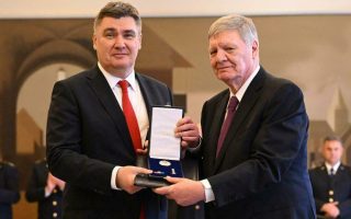PREDSJEDNIK REPUBLIKE ODLIKOVAO PROFESORA LABARA, OSNIVAČA I PRVOG PREDSJEDNIKA KROHEMA